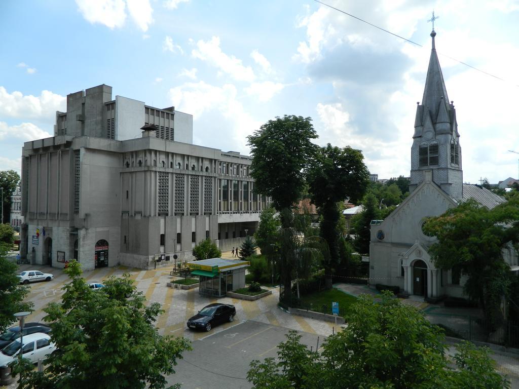 Cora Centru Pitesti Bagian luar foto
